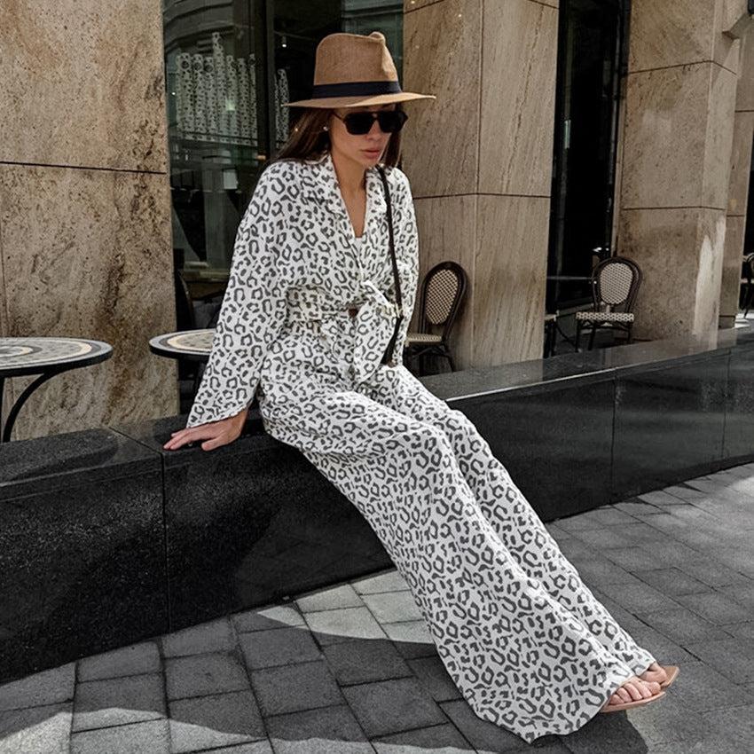 Dame jumpsuit med moderne leopardmønster og elegant taljering Stilla