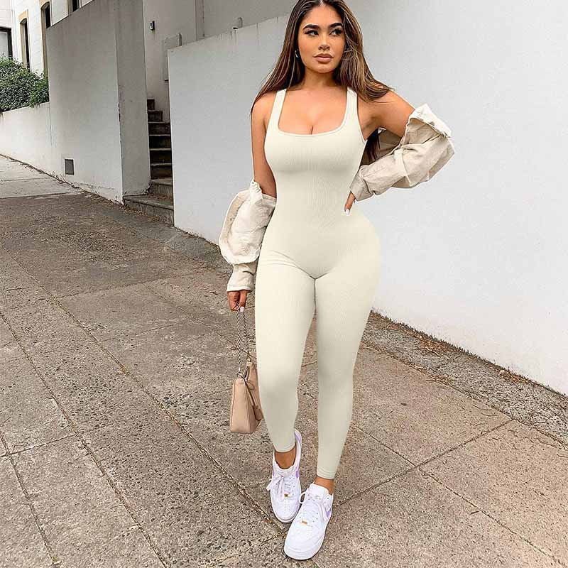 Dame strik-jumpsuit med figursyet snit og trendy ribstruktur Stilla