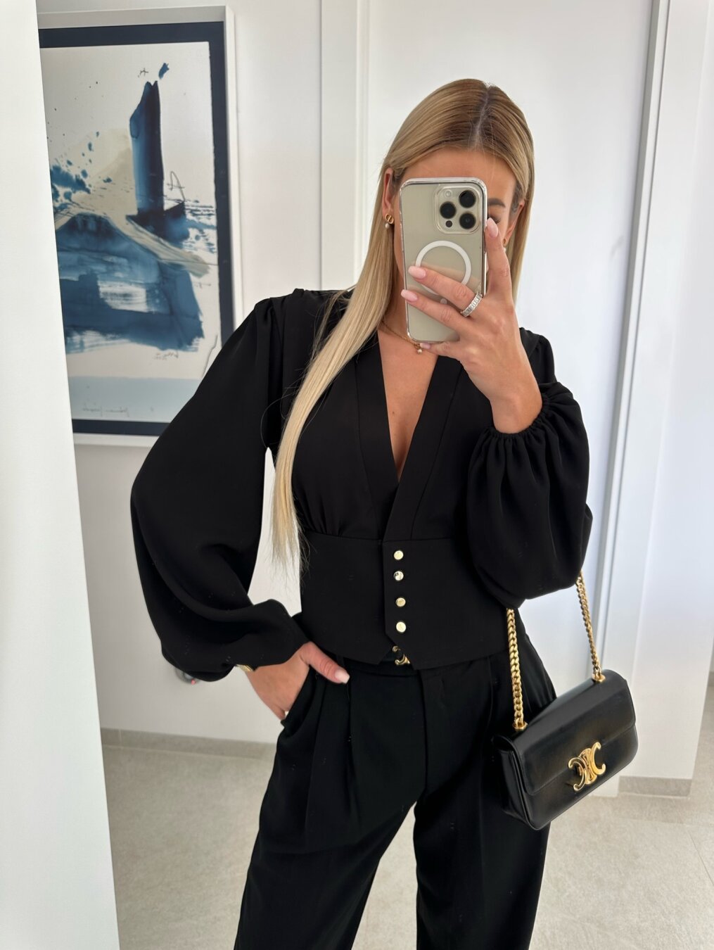 Dame elegant bluse med figursyet snit og markante knapdetaljer Stilla