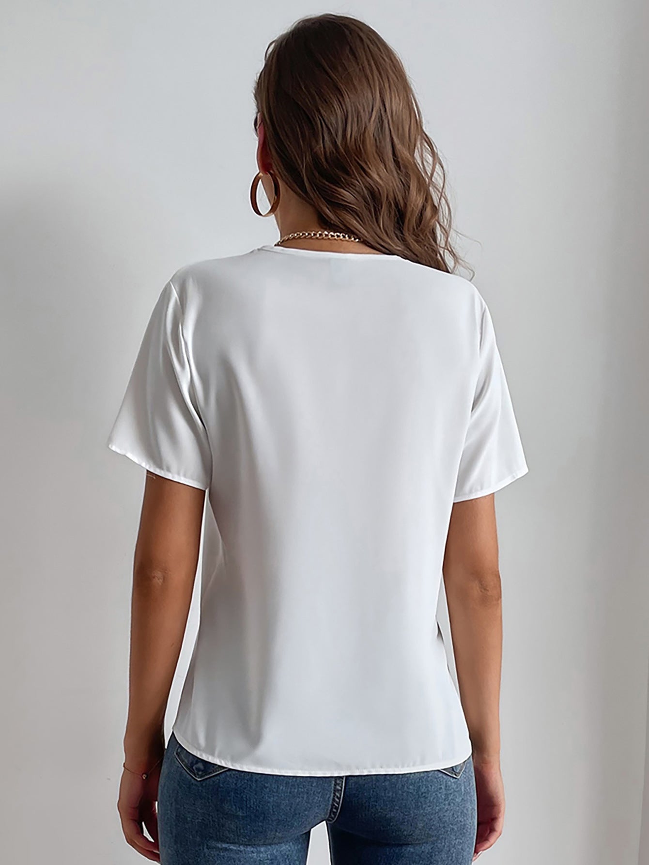 Dame elegant bluse med unik bølgekant og knaplås Stilla