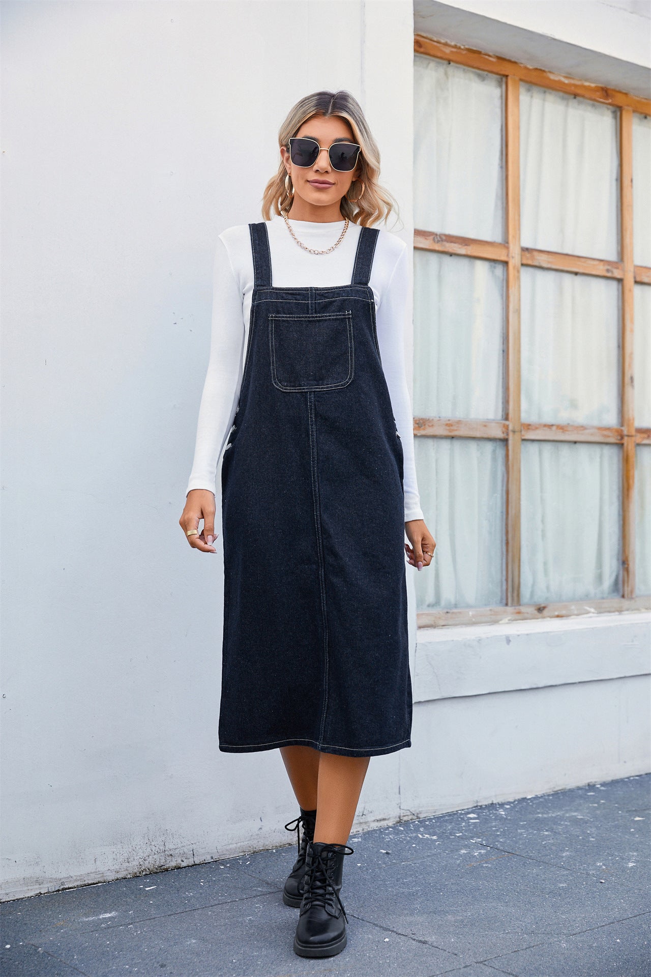 Dame denim- overallkjole med praktiske sidelommer og moderne snit Stilla