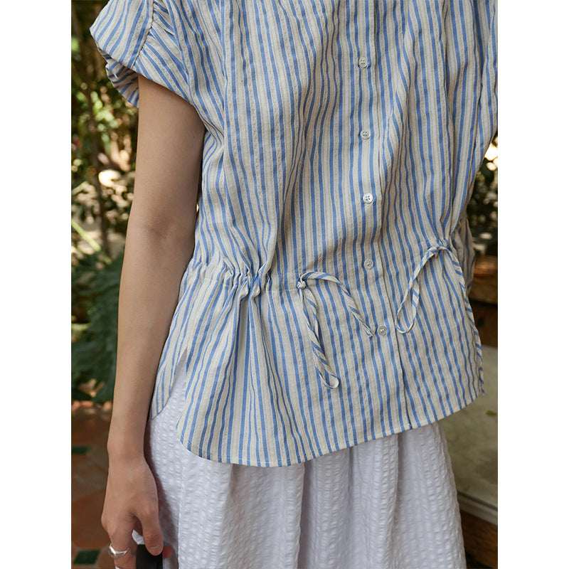 Dame afslappet bluse med elegant taljering og fine knapdetaljer Stilla