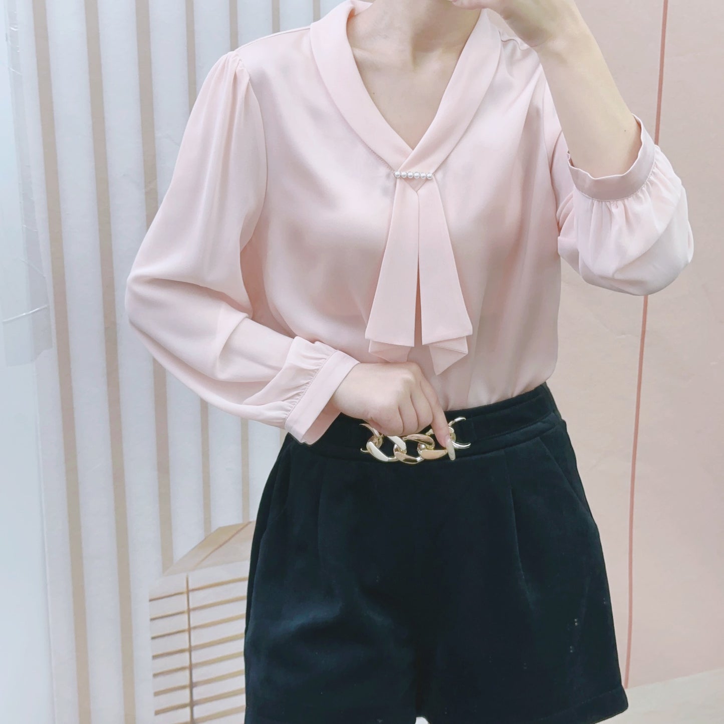 Dame Elegant Bluse med dekorative folder og perlebesat krave Stilla