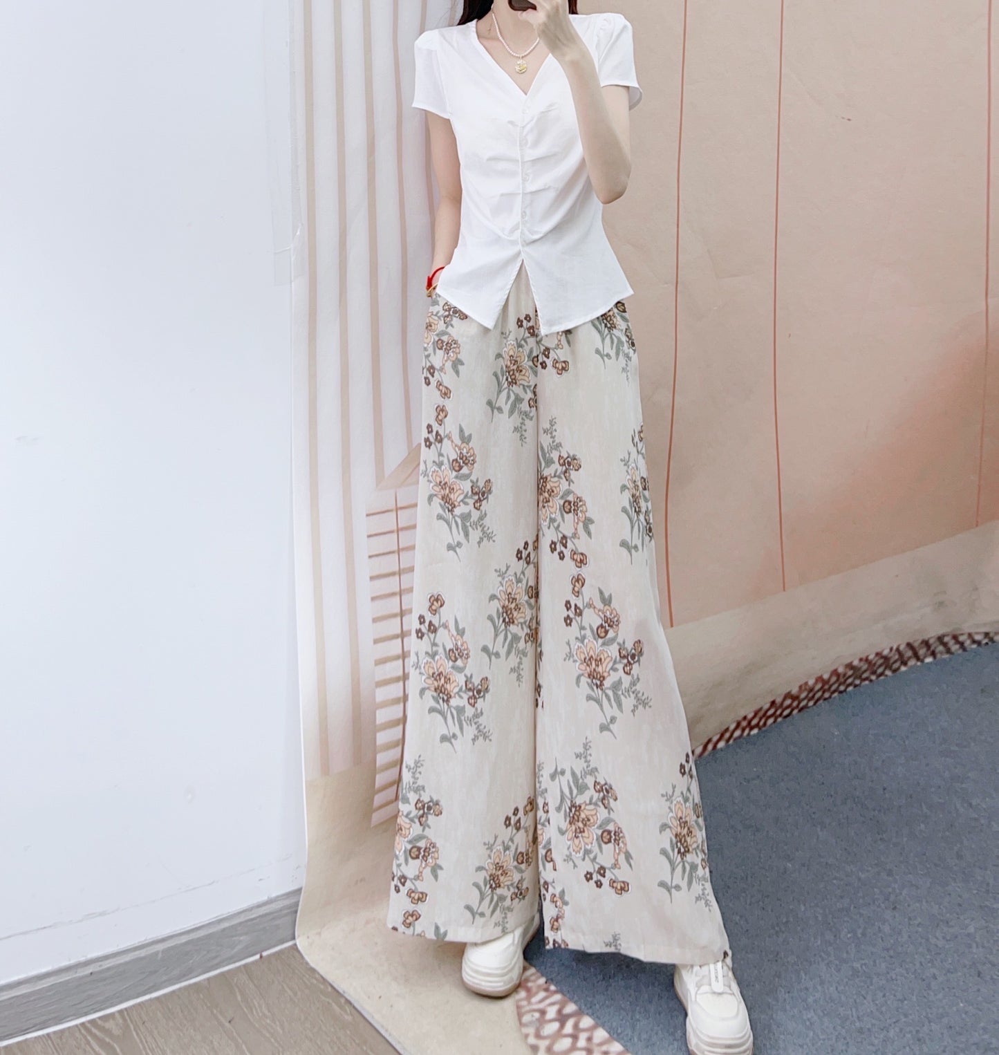 Dame Elegant og figurtilpasset bluse med blomsterprint og bred buksedragt Stilla