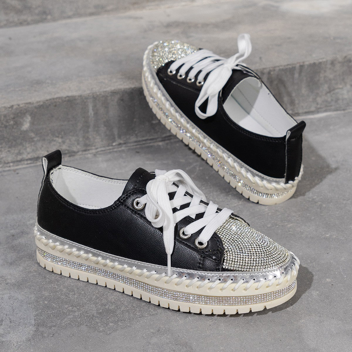 Dame mode Sneakers med funklende overmateriale og særpræget således design Stilla