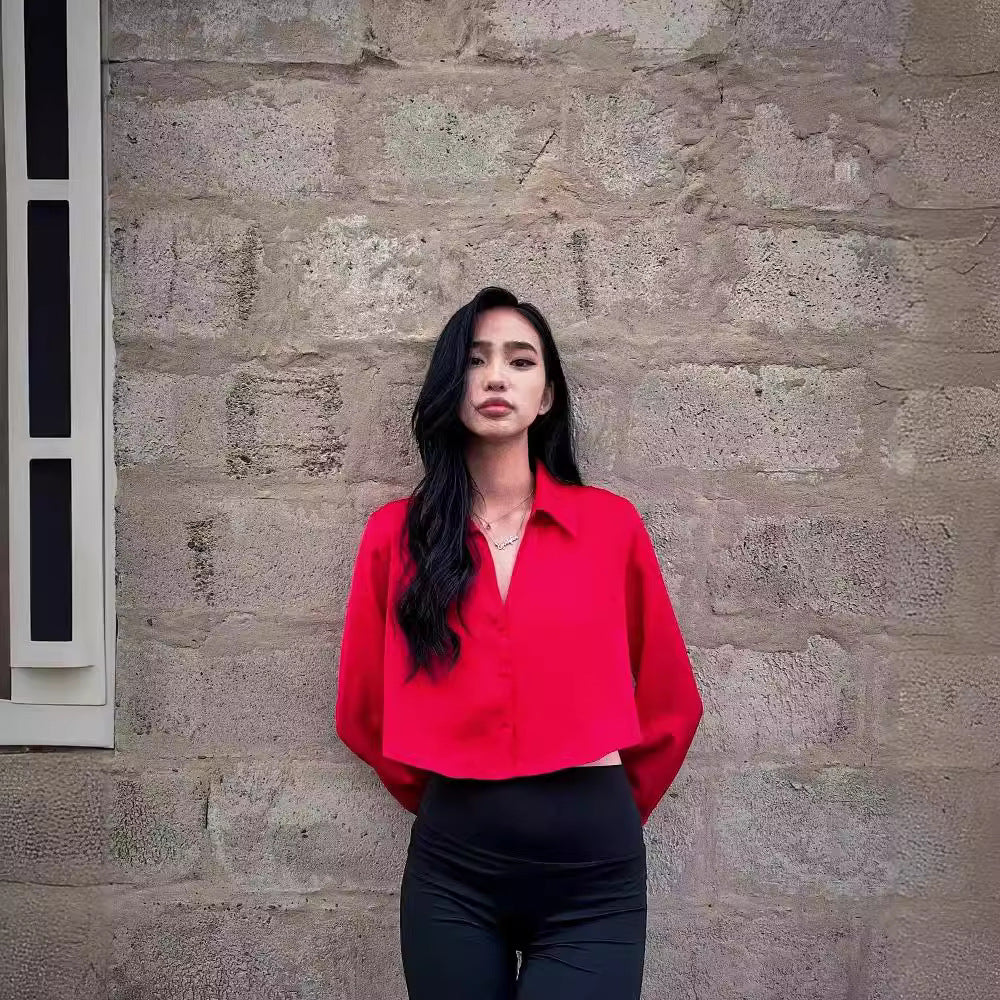 Dame cropped bluse med elegant krave og knapdetaljer Stilla