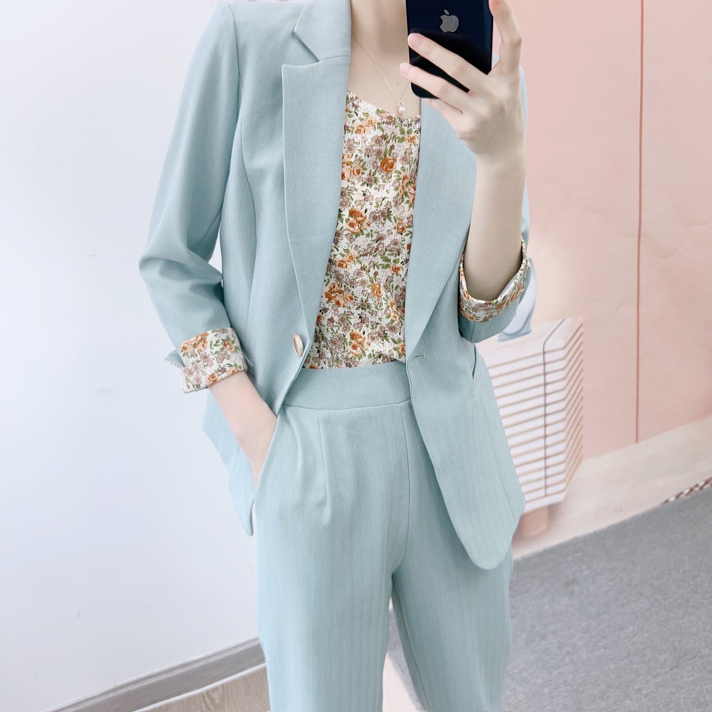 Dame Elegant Blazer-Bukser-Sæt med blomsteret top og moderne detaljer Stilla