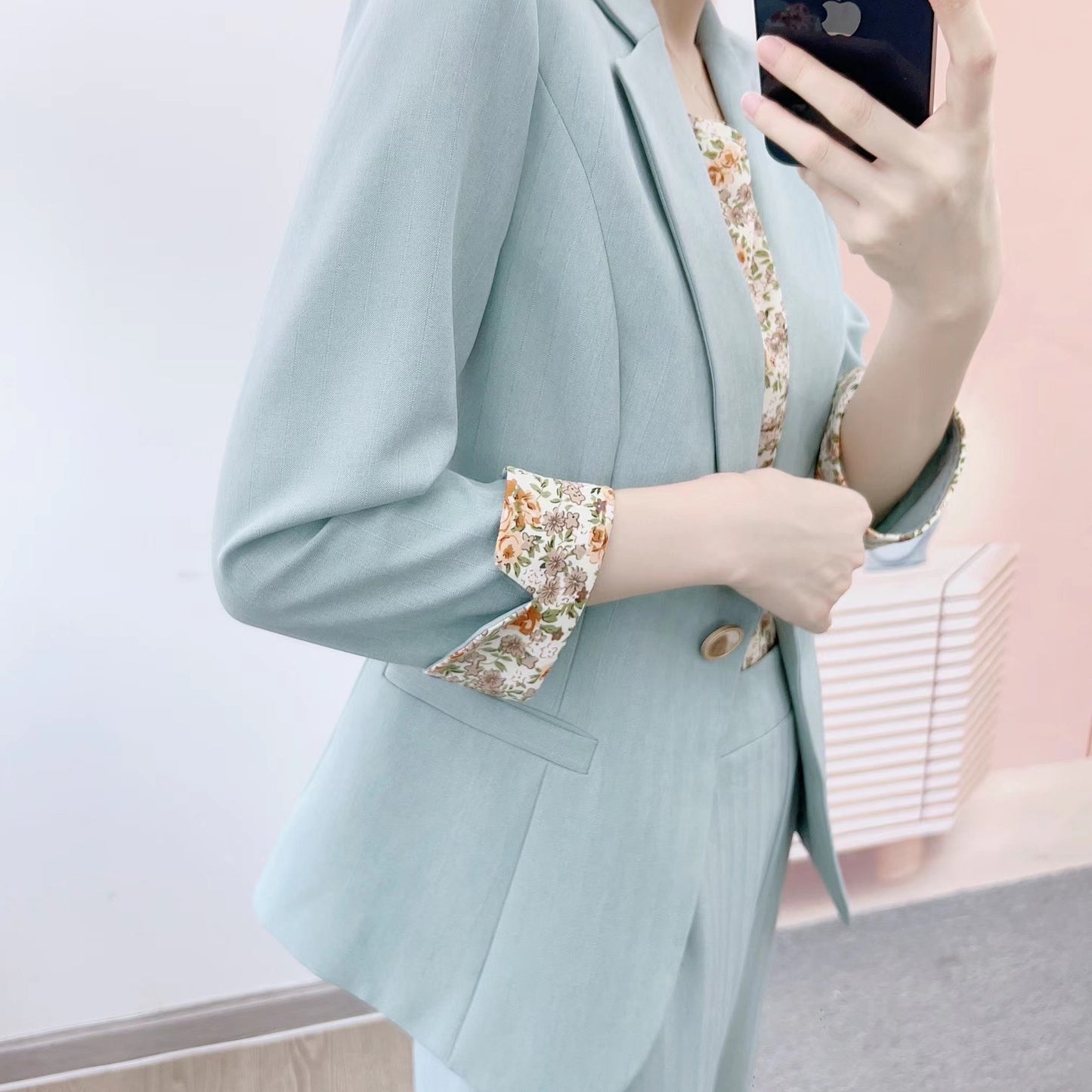 Dame Elegant Blazer-Bukser-Sæt med blomsteret top og moderne detaljer Stilla