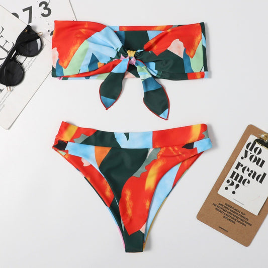 Dame Bandeau-bikini-sæt med legende knude-detail og farverigt design Stilla