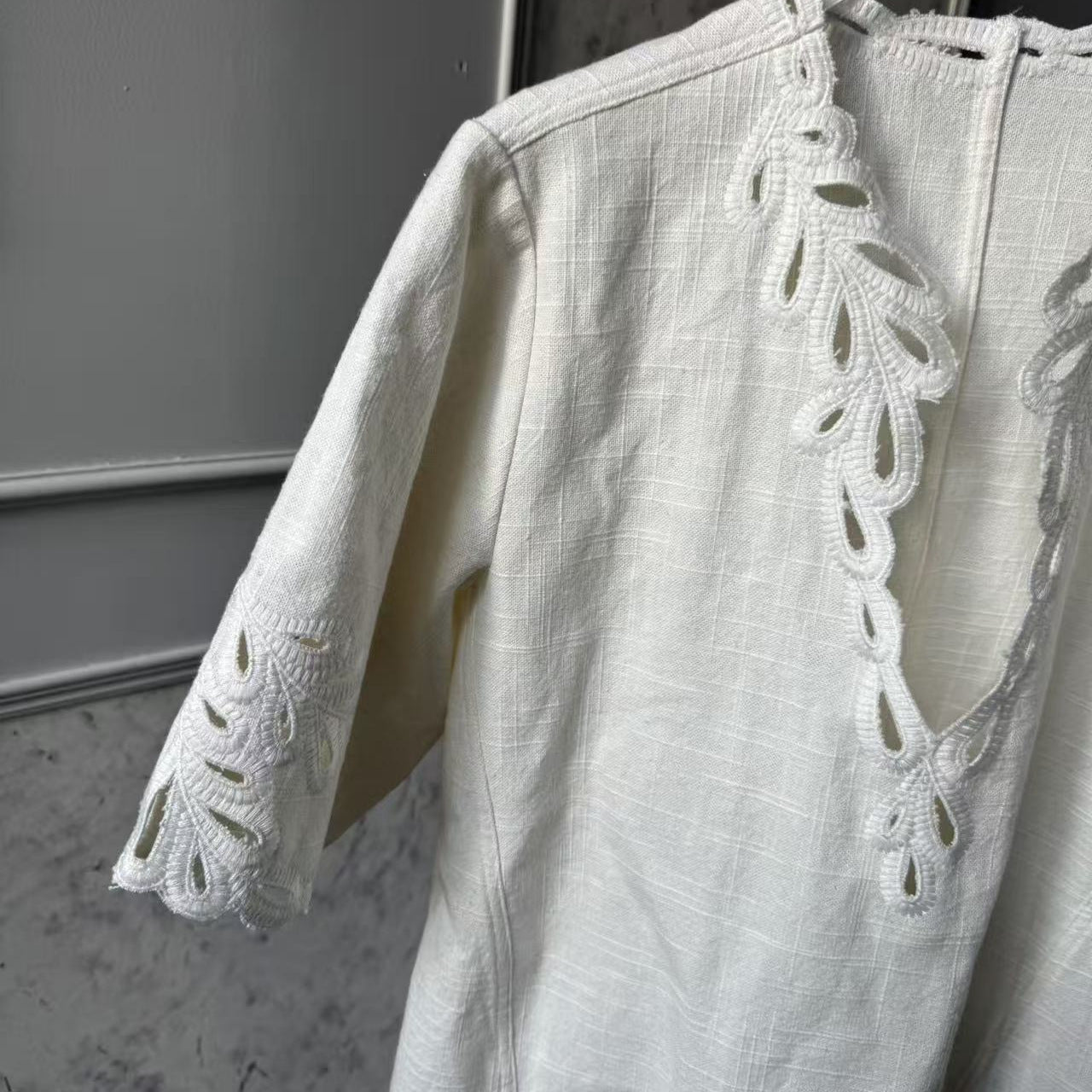 Damebluse med kunstneriske spidsudsmykninger og V-udskæring Stilla