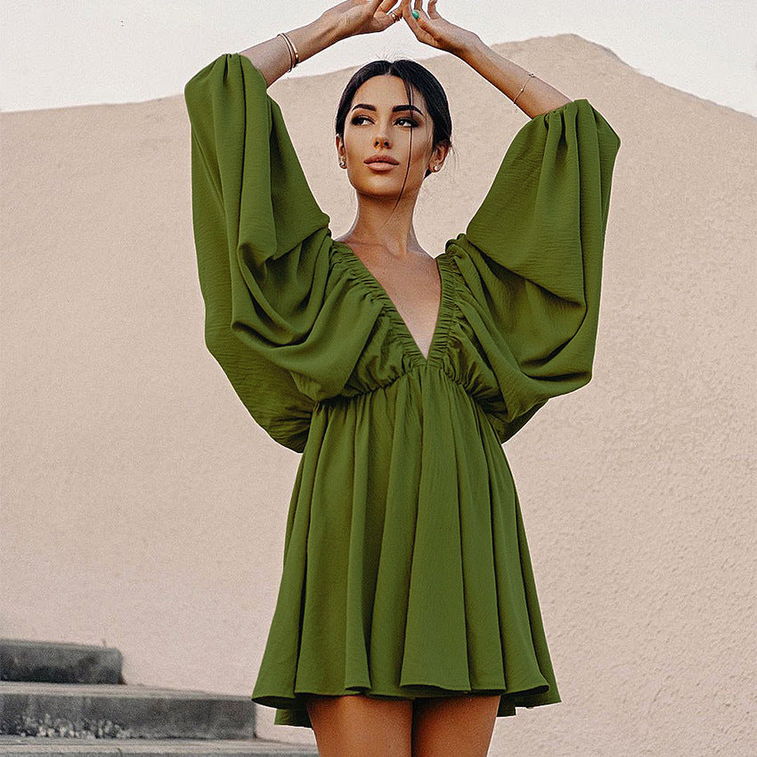 Dame afslappet minikjole med dyb V-halsudskæring og svajende skørt Stilla