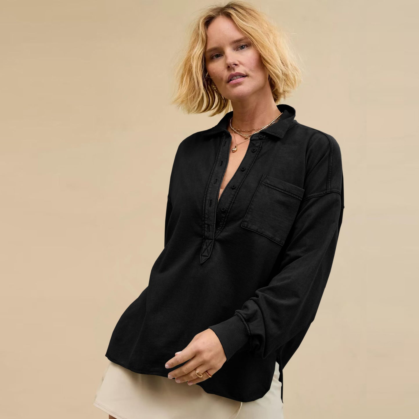 Dame afslappet overshirt med dekorativ knapliste og moderne snit Stilla