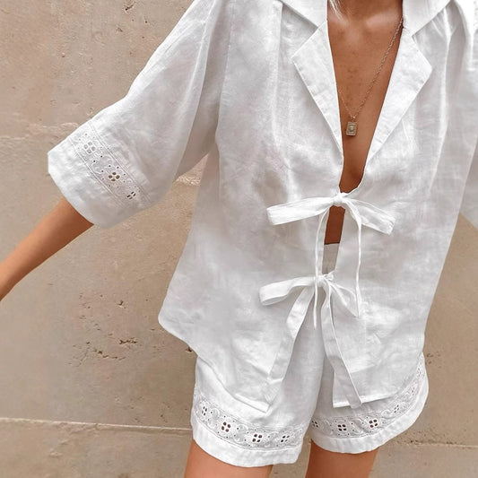 Dame afslappet sommerdragt med romantiske snøre-detaljer og traditionelt blondebesætning Stilla