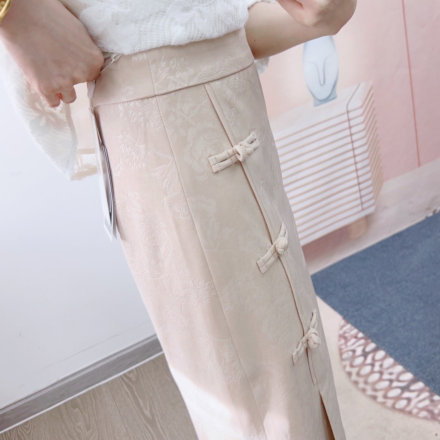 Dame Elegant blyantskørt med kunstneriske knapdetaljer og moderne fold Stilla