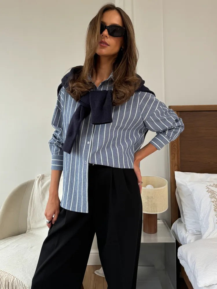 Dame afslappet bluse med fine striber og let materiale Stilla