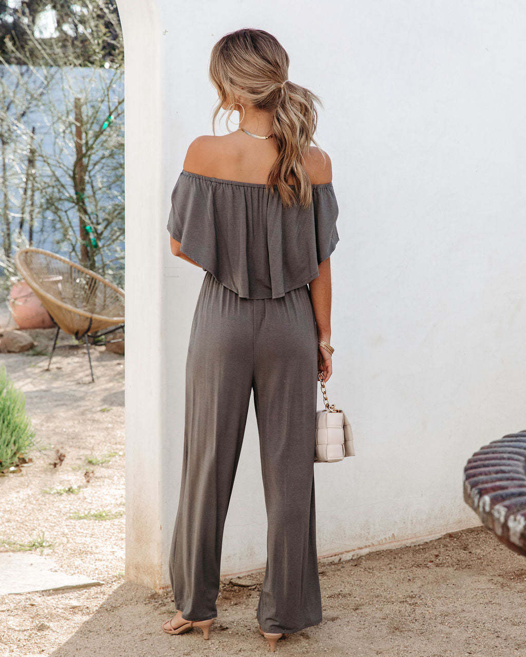 Dame luftigt jumpsuit med off-shoulder-detalje og vid ben Stilla