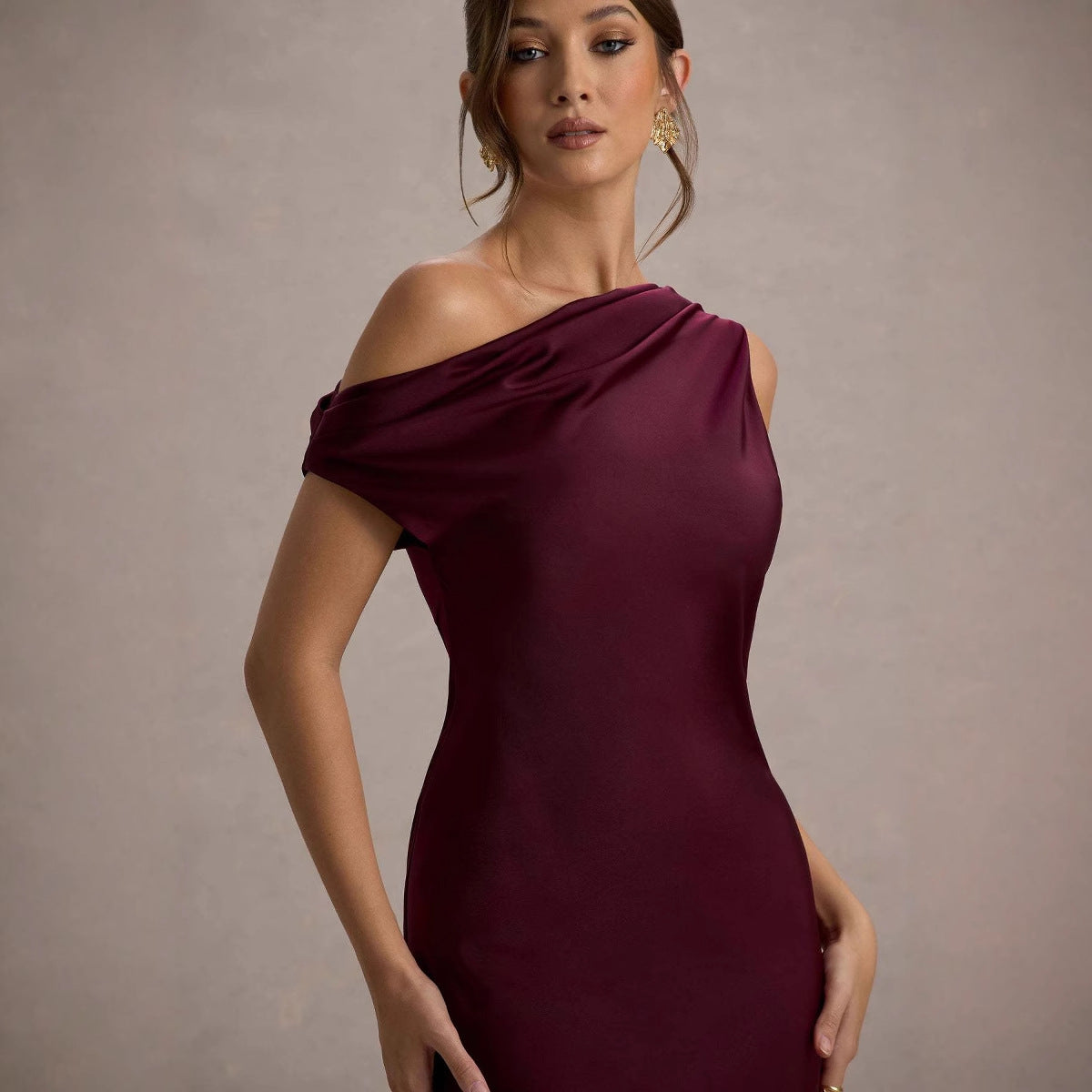 Dame Elegant aftenkjole med asymmetrisk skulderdesign og tætsiddende snit Stilla