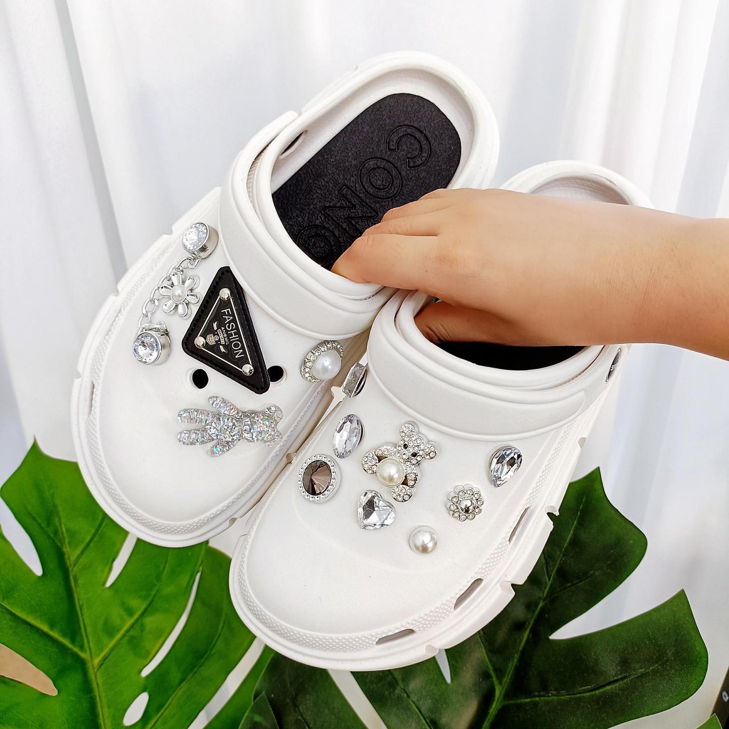 Dame dekorerede og modige clogs med strassdekorationer Stilla