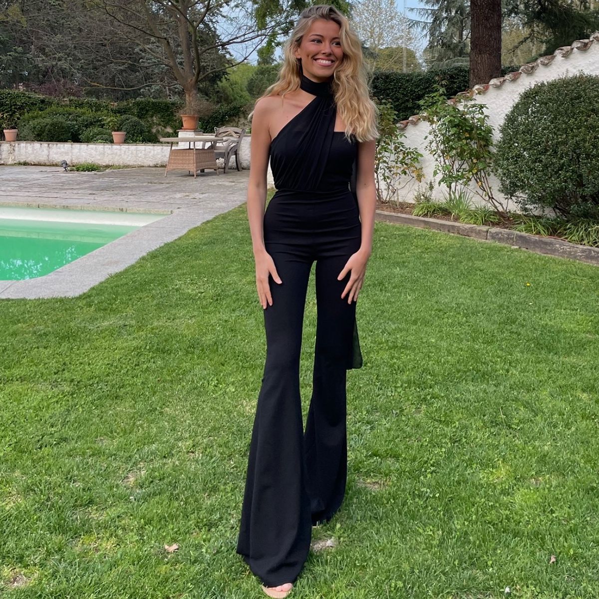 Dame Elegant Heldragt med asymmetrisk snit og flydende stof Stilla