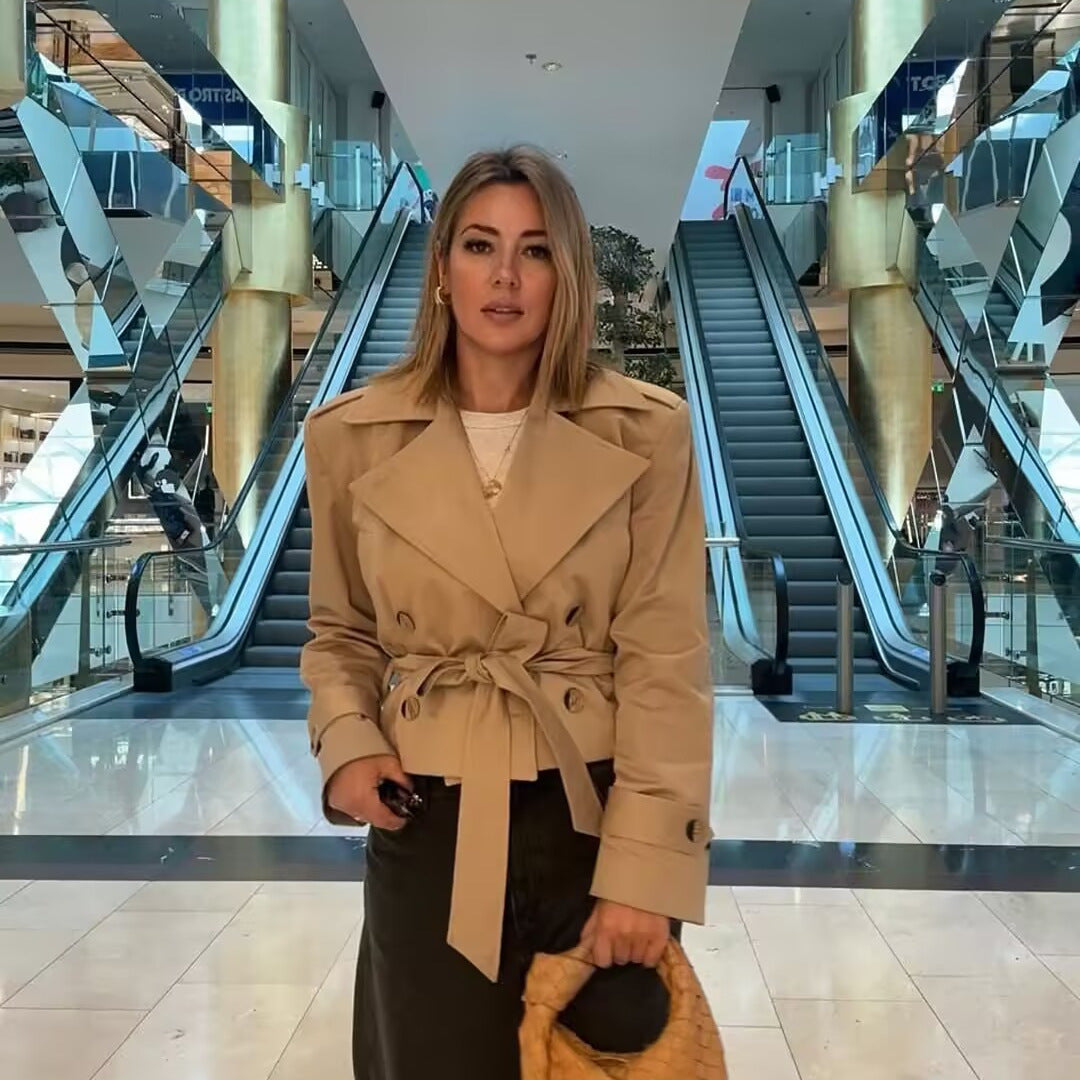 Dame elegant cropped trenchcoat med bred krave og dobbelt knaplukning Stilla