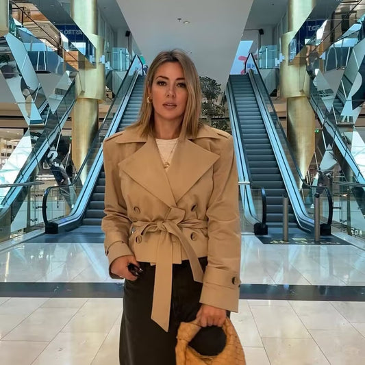 Dame elegant cropped trenchcoat med bred krave og dobbelt knaplukning Stilla