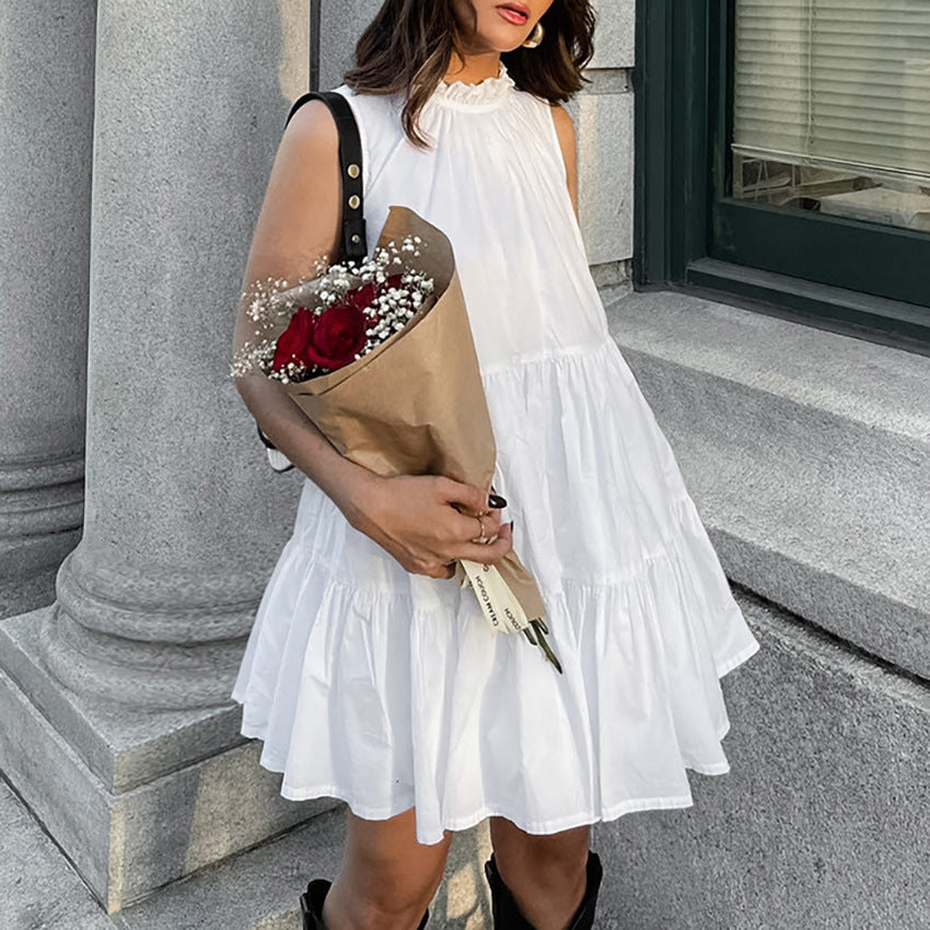 Dame afslappet sommerkjole med voluminøse flæsedetaljer og elegant udskæring Stilla