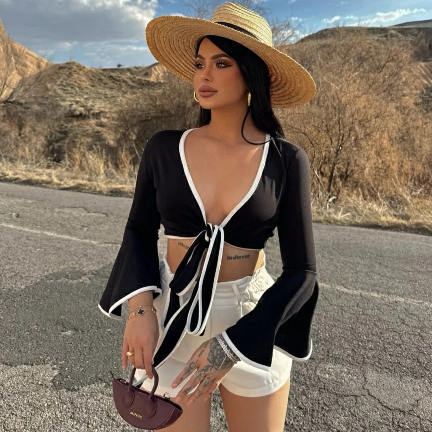 Dame Cropped Bluse med bindebånd og moderne klokkeærmer Stilla