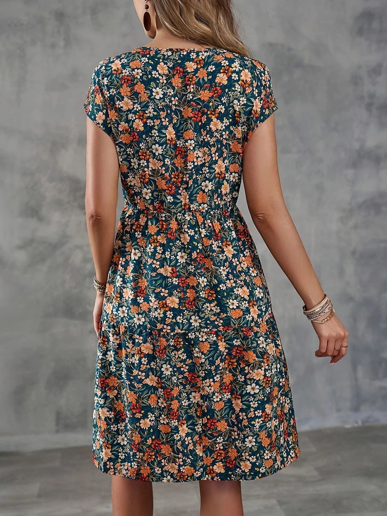 Dame afslappet blomsterkjole med vidde skørt og rund halsudskæring Stilla