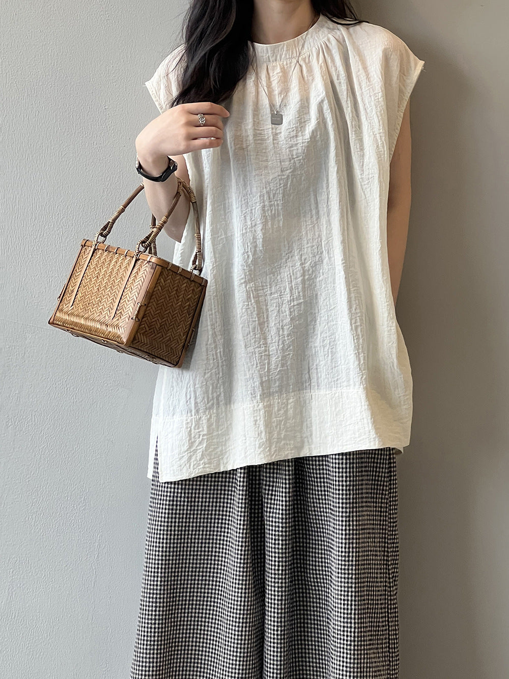 Dame afslappet langærmet top med fin plisseret lukning og V-hals Stilla