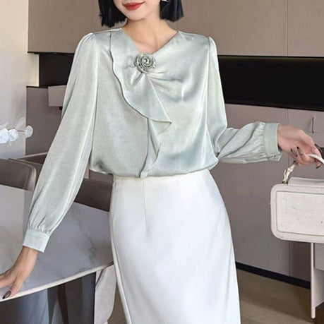 Dame elegant bluse med dekorative flæser og blomsterapplikation Stilla