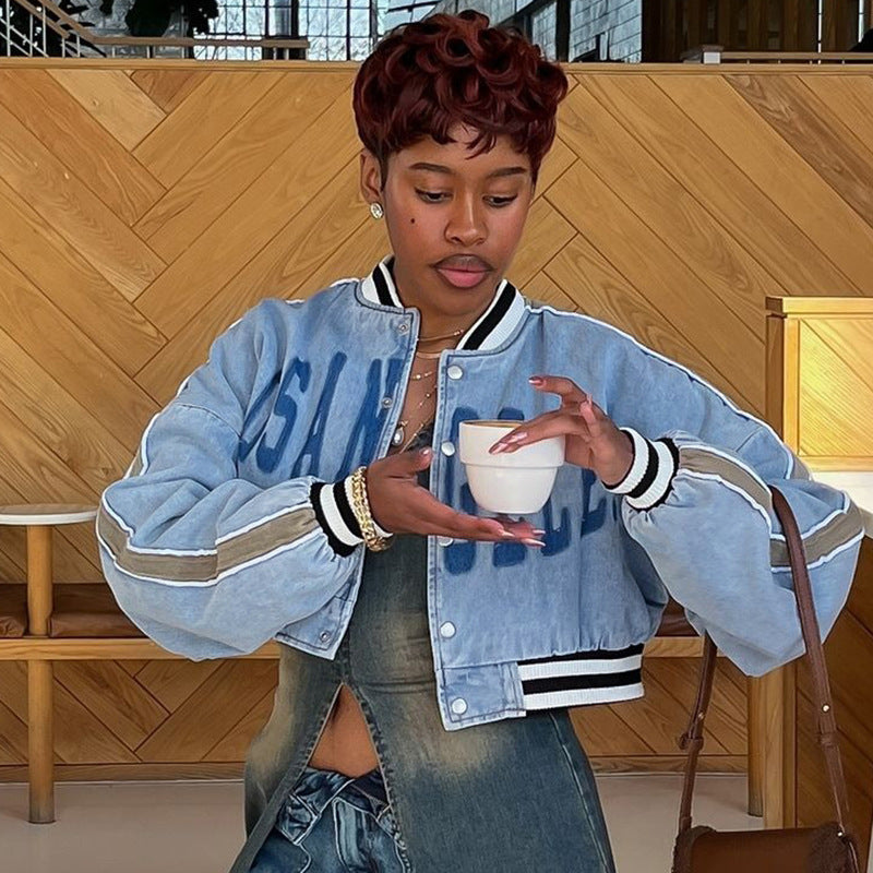 Dame Cropped Denim-Jakke med iøjnefaldende skrift og elastiske manchetter Stilla