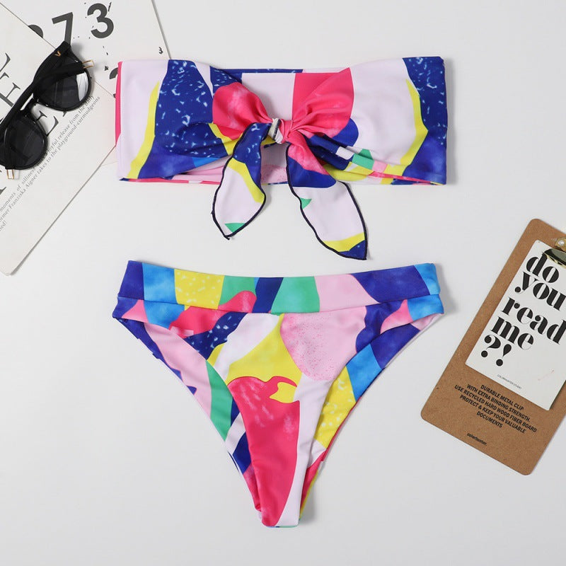 Dame Bandeau-bikini-sæt med legende knude-detail og farverigt design Stilla