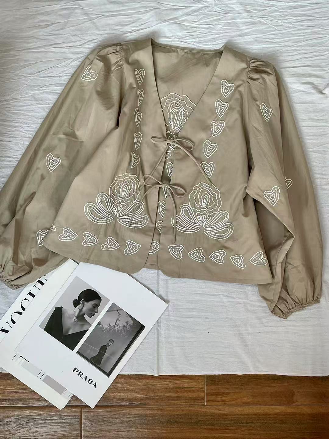 Dame elegant bryllupsbluse med kunstnerisk broderidesign og flæsedetaljer Stilla