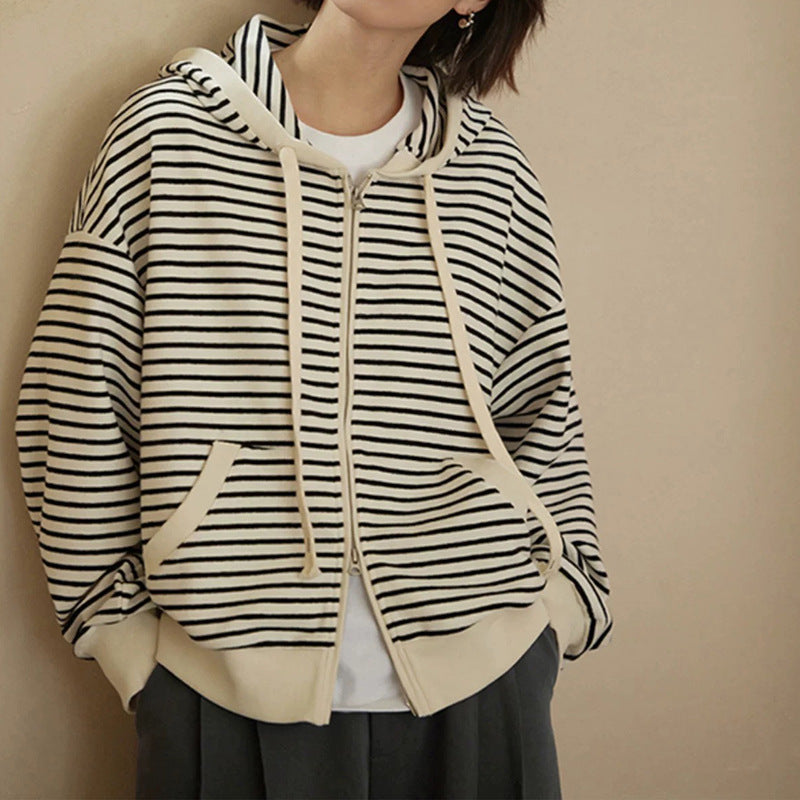 Dame afslappet hoodie med stribet design og høj krave Stilla