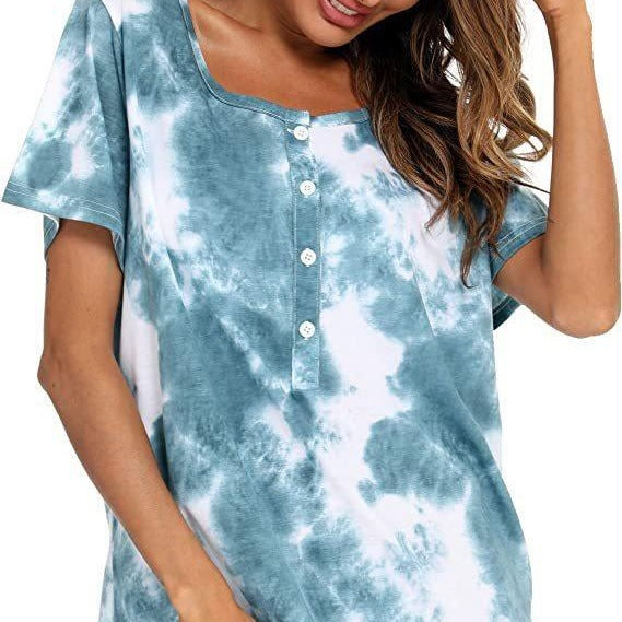 Dame afslappet kortærmet kjole med moderne batiktryk og praktiske knapdetaljer Stilla