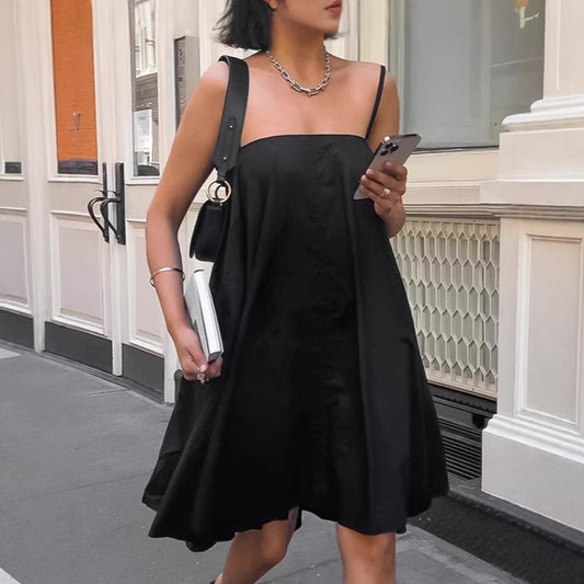 Dame afslappet midikjole med skulderfri stropper og svingende snit Stilla