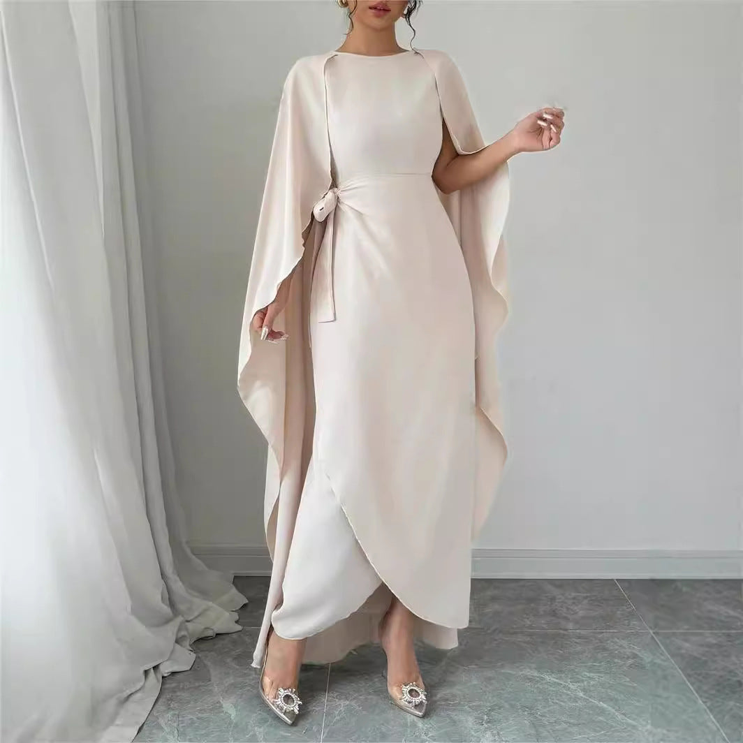 Dame Elegant aftenkjole med svingende kappe og figursyet snit Stilla