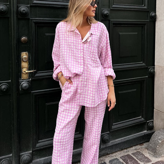 Dame afslappet pyjamasæt med feminine ternede mønstre og komfortabel pasform Stilla