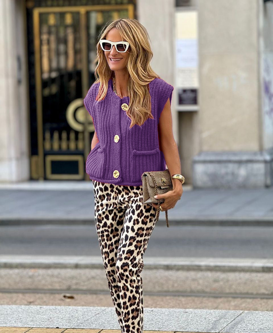 Dame strikket vest med knapdetaljer og praktiske lommer Stilla