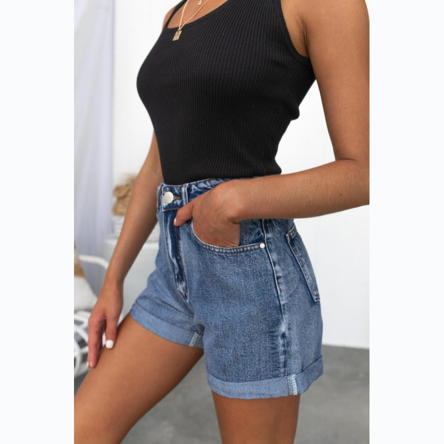 Dame jeans shorts i moderigtige højtaljede snit med opsmøget kant og praktiske lommer Stilla
