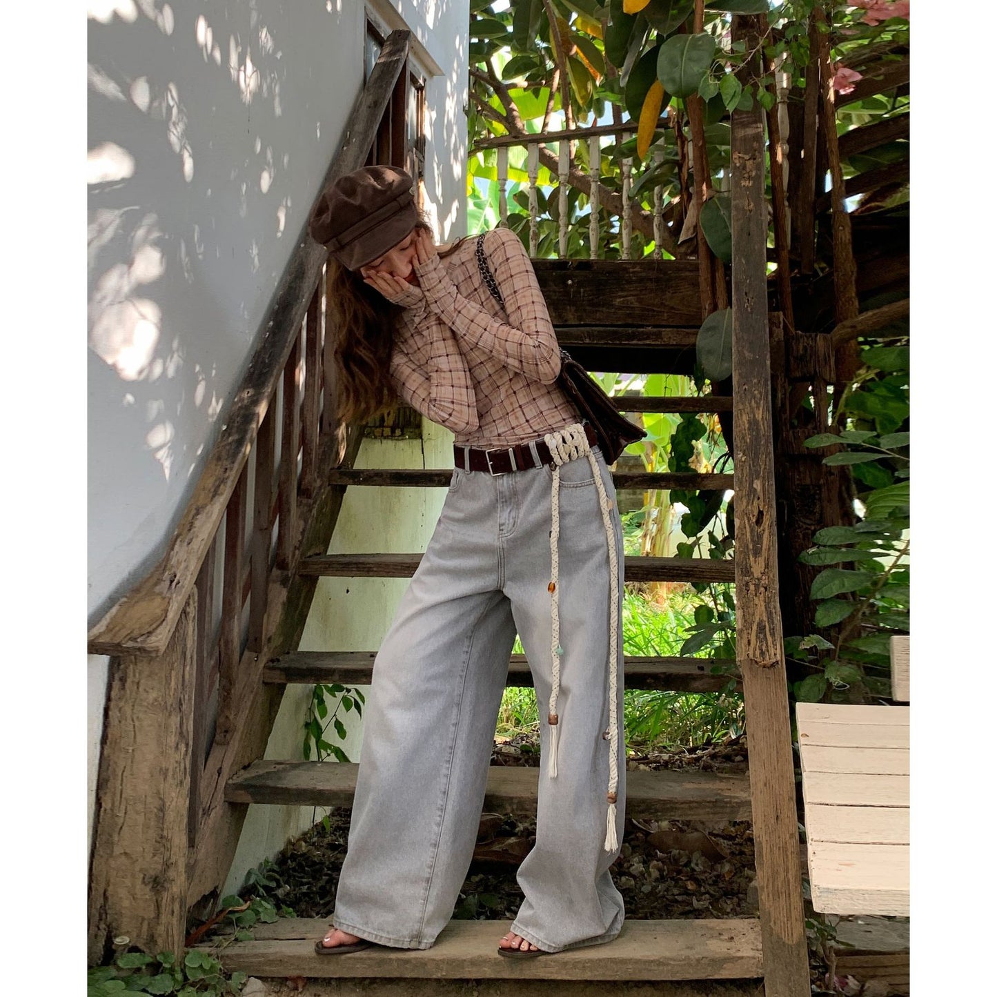 Dame afslappet spidsemhed med moderne ternet mønster og gennemsigtige detaljer Stilla