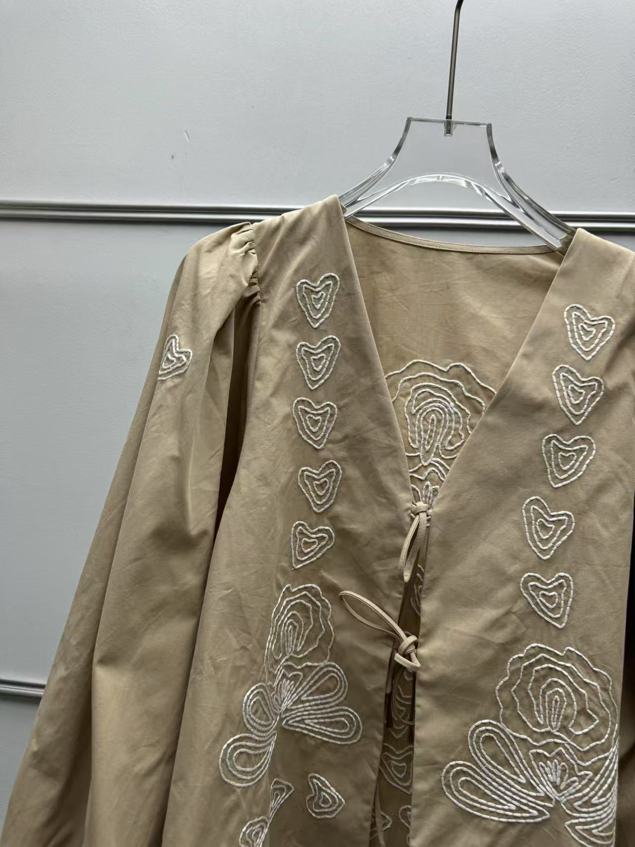 Dame elegant bryllupsbluse med kunstnerisk broderidesign og flæsedetaljer Stilla