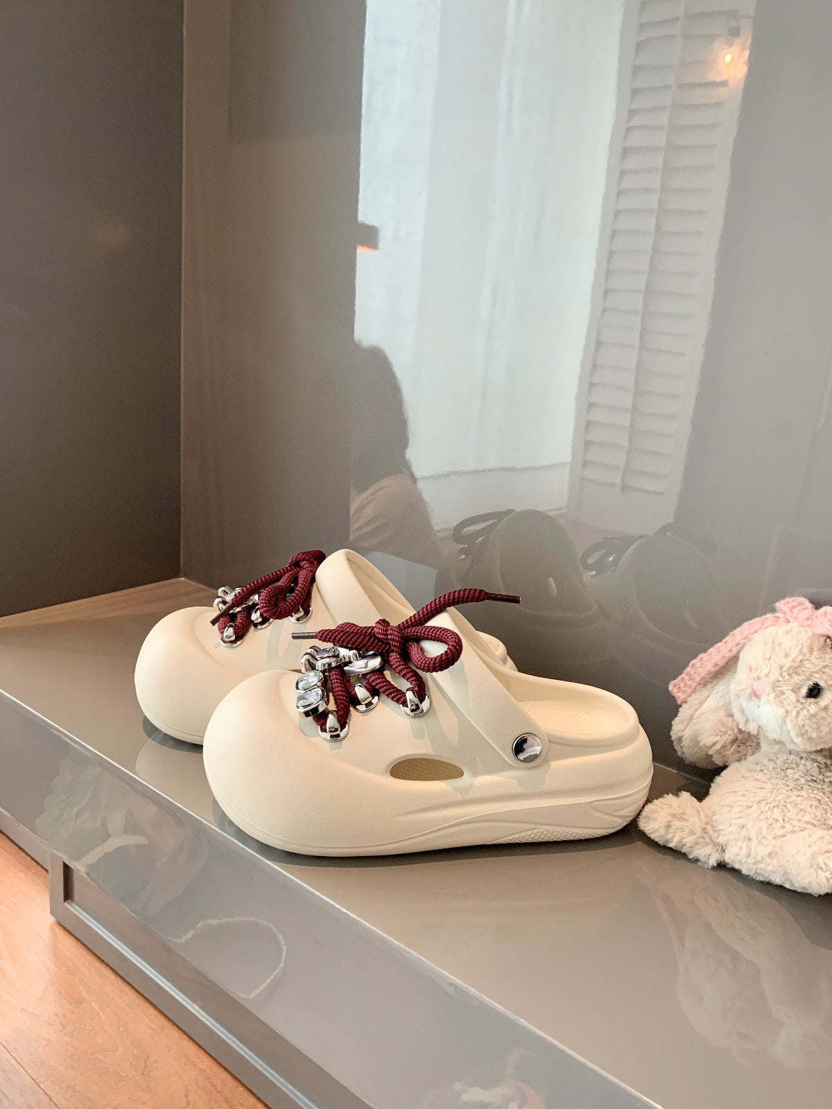 Dame dekorative Clogs i Crocs-stil med Charms Stilla