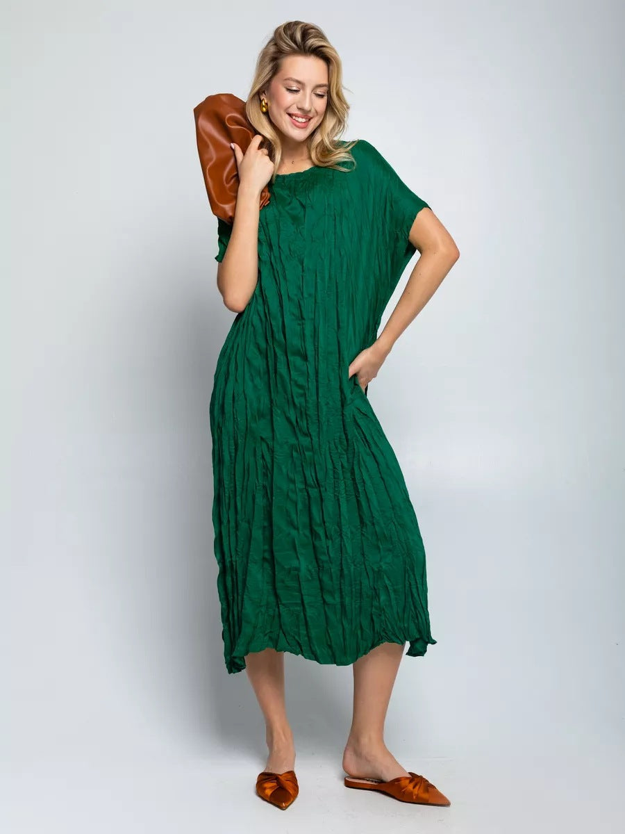 Dame afslappet midikjole i let stof med plissering og kort ærme Stilla