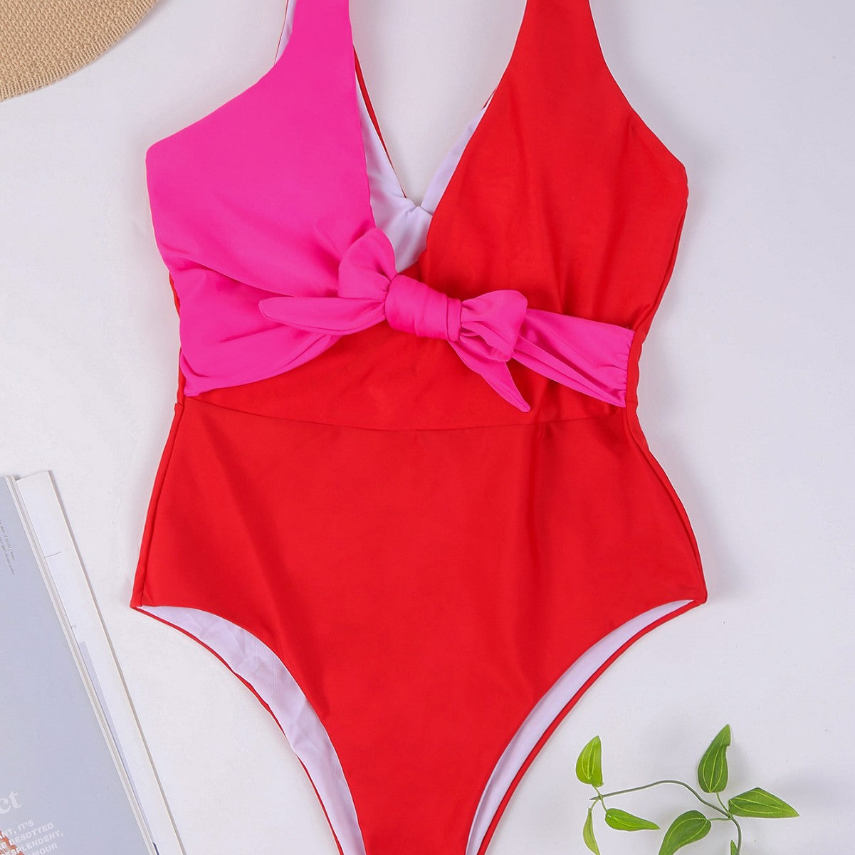 Dame Elegant Én-delt Badedragt med innovativt Indviklingsdesign og dyb V-udskæring Stilla