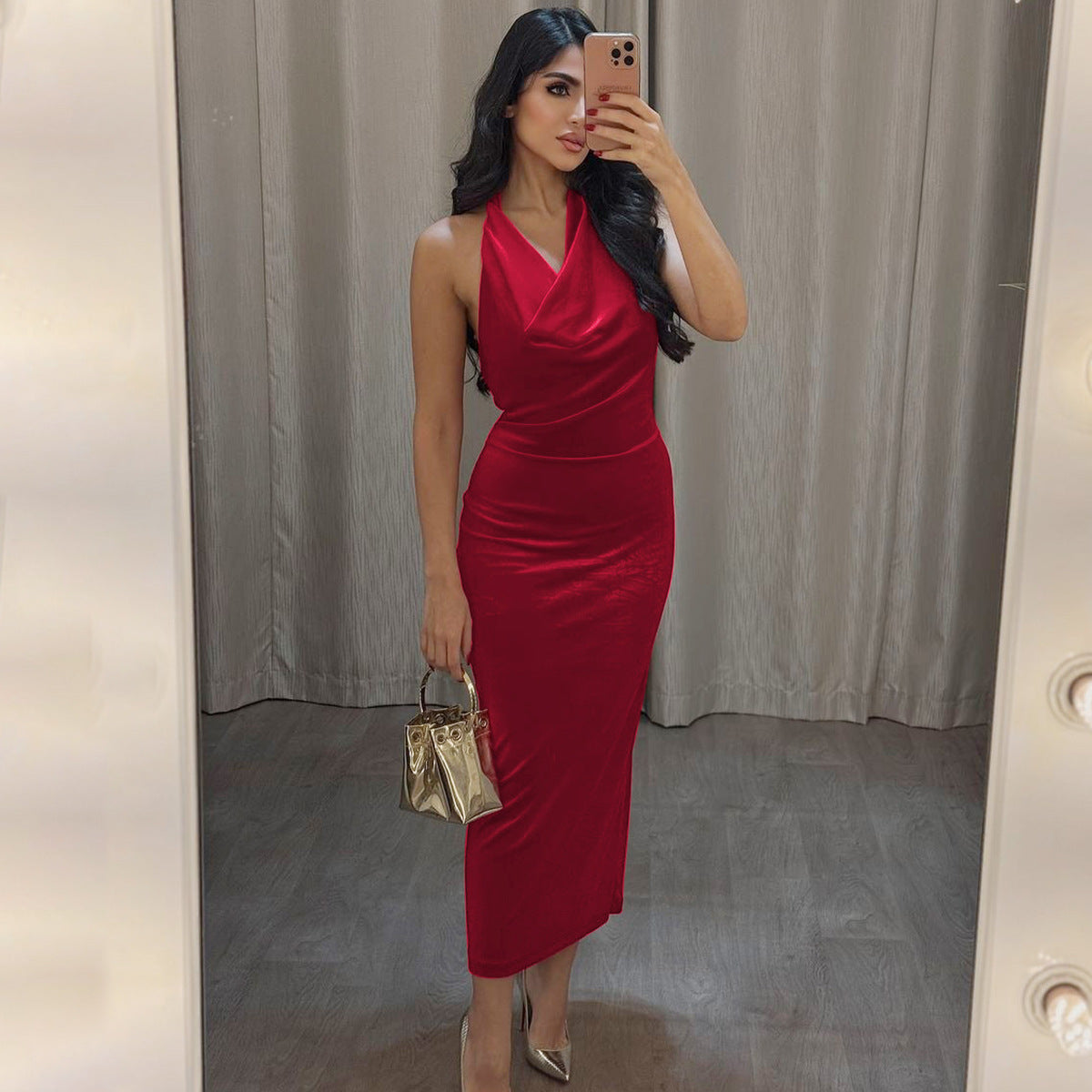 Dame Elegant aftenkjole med dyb V-udskæring og blødt fald Stilla