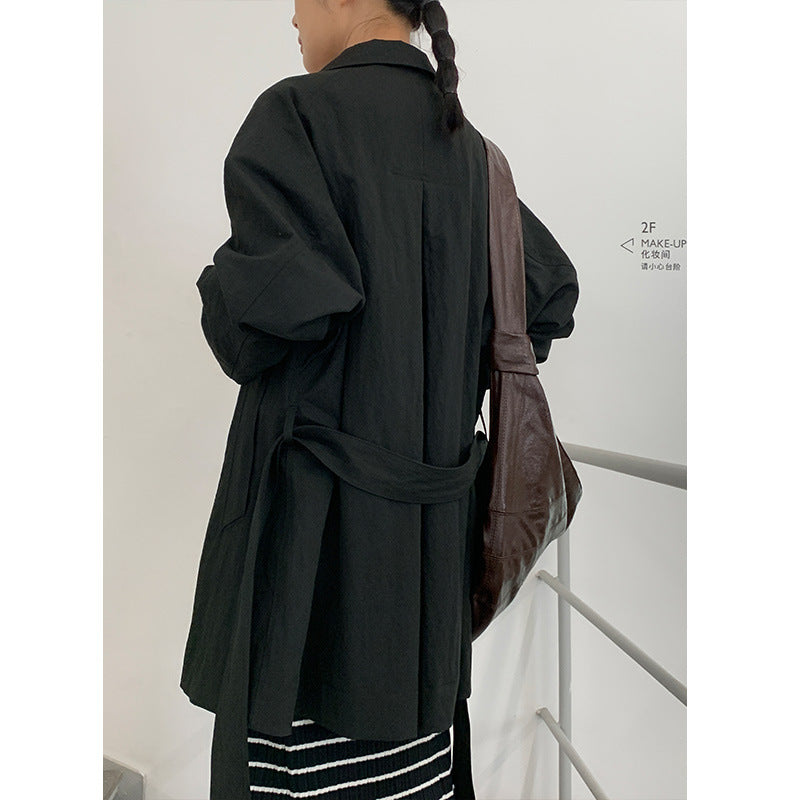 Dame afslappet overgangsjakke med høj lukket krave og praktisk taljebælte Stilla