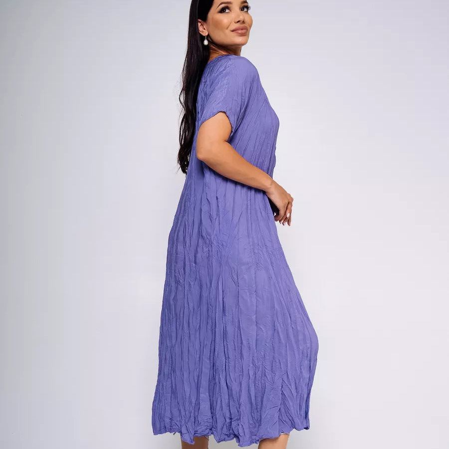 Dame afslappet midikjole i let stof med plissering og kort ærme Stilla