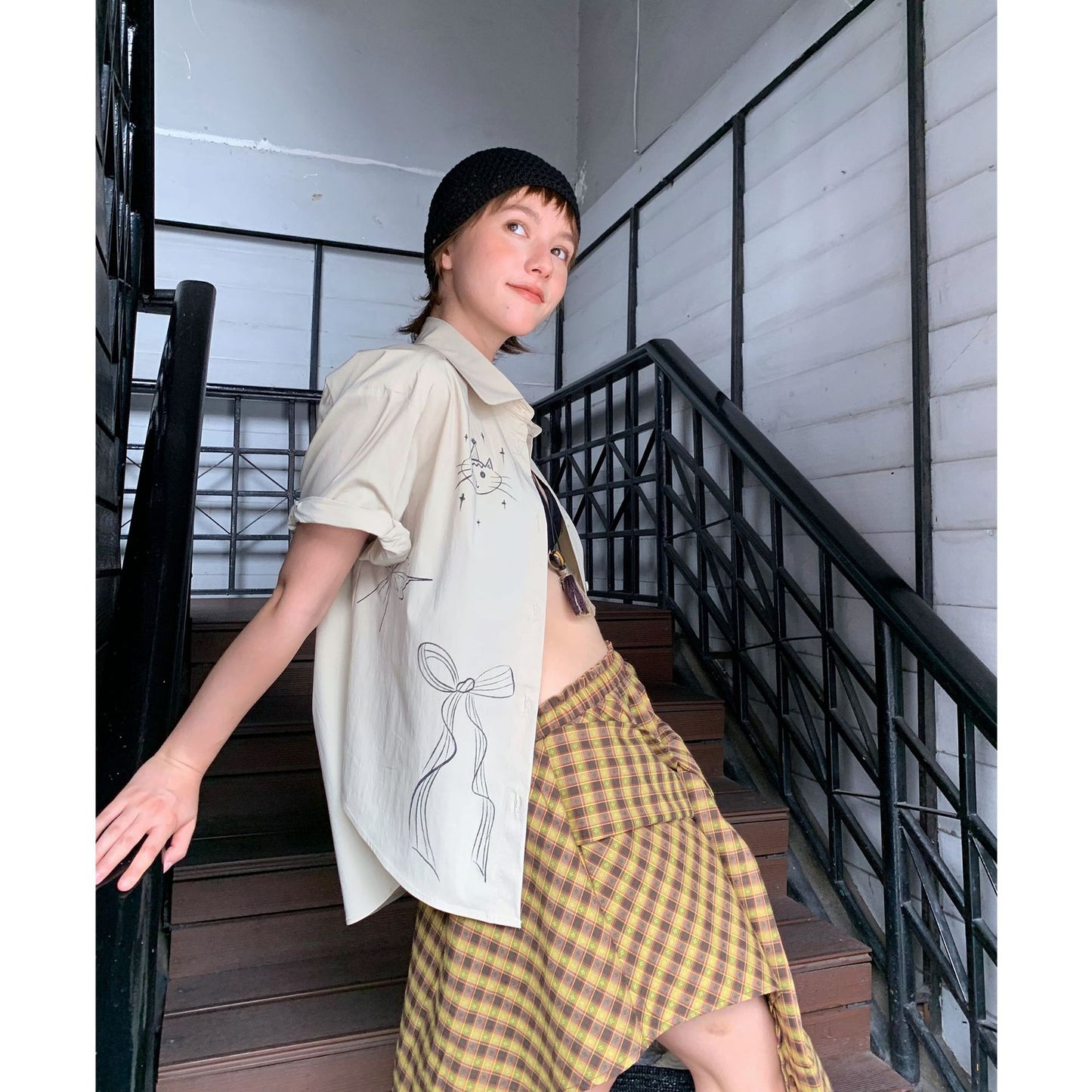 Dame afslappet skjorte med kreative mønstre og dekorative accenter Stilla