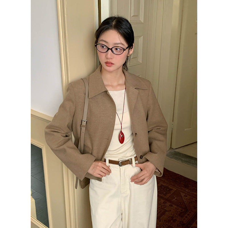 Dame afslappet kort jakke med knapbar krave og praktiske lommer Stilla